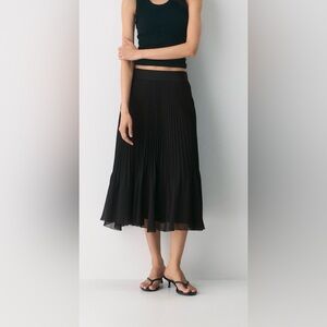 Aritzia Wilfred pleated chiffon Elegant Black skirt. Large